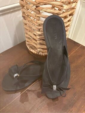 GUESS Black Bow Flip-Flop Sandals with Rhinestone Cluster.